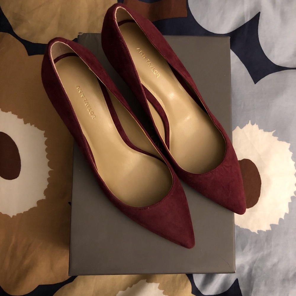 New Ann Taylor Eryn Suede Pumps, size 7.5 wine